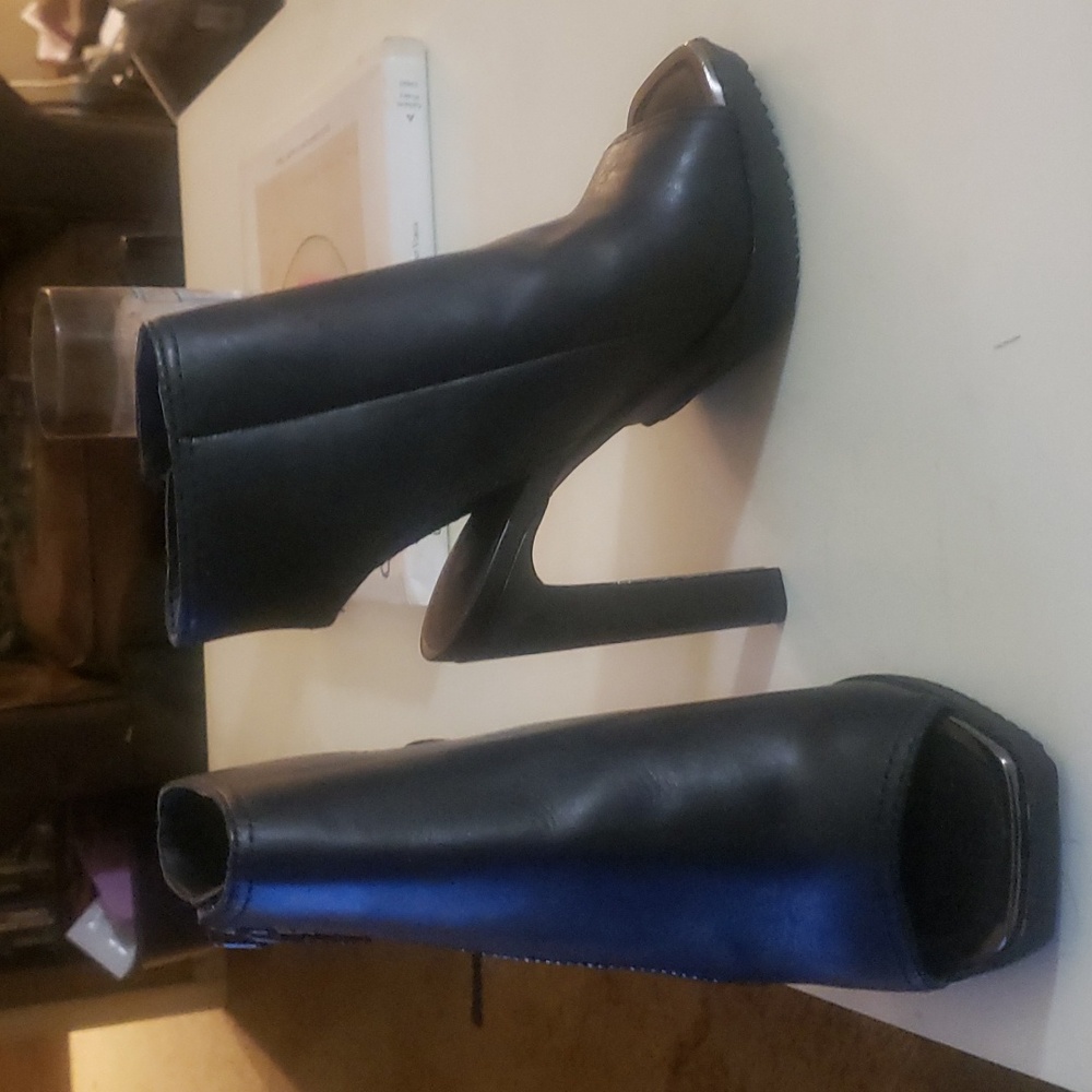 DKNY zip up peep toe/heels black